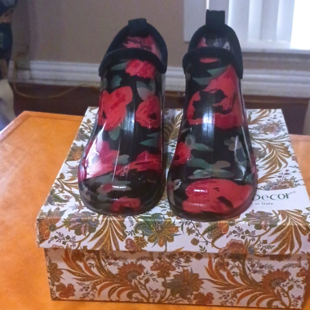 Women's rain shoes